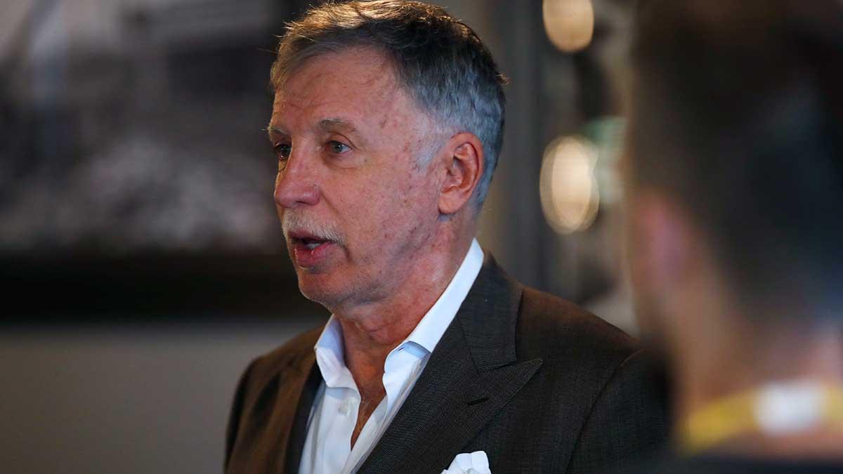 Miljardären Stan Kroenke äger redan 67 procent av Arsenal men vill nu ta över hela ägandet av fotbollsklubben. (Foto: TT)