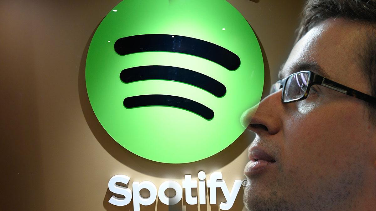 Musikskribenten Fredrik Strage (infälld bild) är rasande på Spotify. (Foto: TT)
