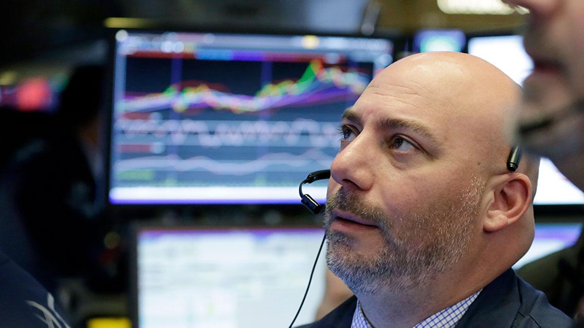 Stockholmsbörsen öppnar ned och flera aktier backar i morgonhandeln. Bilden är från Wall Street. (Foto: TT)