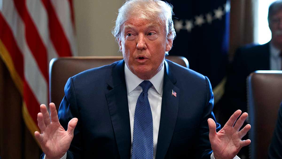 Federala polismyndigheten FBI genomförde under måndagen en husrannsakan hos president Donald Trumps advokat Michael D. Cohen. FBI ska ha tagit bokföring