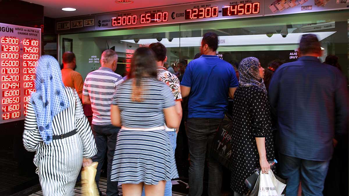 Beskedet har fått fallet i liran att stoppa upp något men valutan har fortfarande inlett veckan med flera procents nedgång mot dollarn. (Foto: TT)