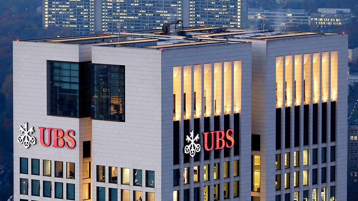 Om oljepriset stiger till 100 dollar per fat riskeras USA:s ekonomi att kastas in i en recession. Det varnar den schweiziska investmentbanken UBS. (Foto: TT)