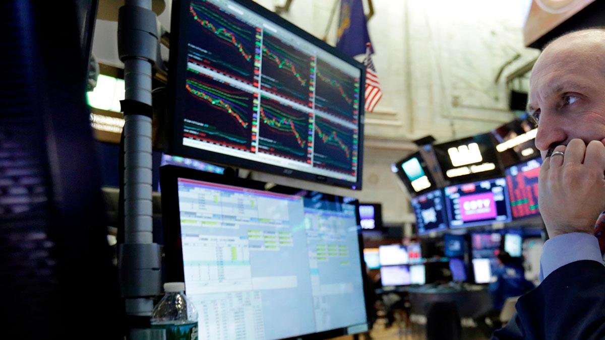Nordea räknar i en analys med stor turbulens på valutamarknaden. Bilden är från Wall Street. (Foto: TT)