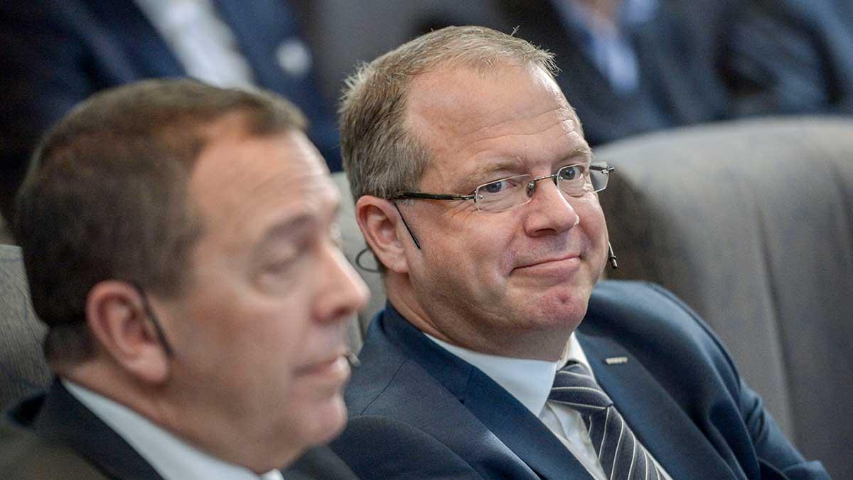 Verkstadsbolaget Volvo redovisar en omsättning som var högre än väntat under andra kvartalet. Bolaget rapporterar högre än väntad vinst. På bild: Vd Martin Lundstedt (höger). (Foto: TT)