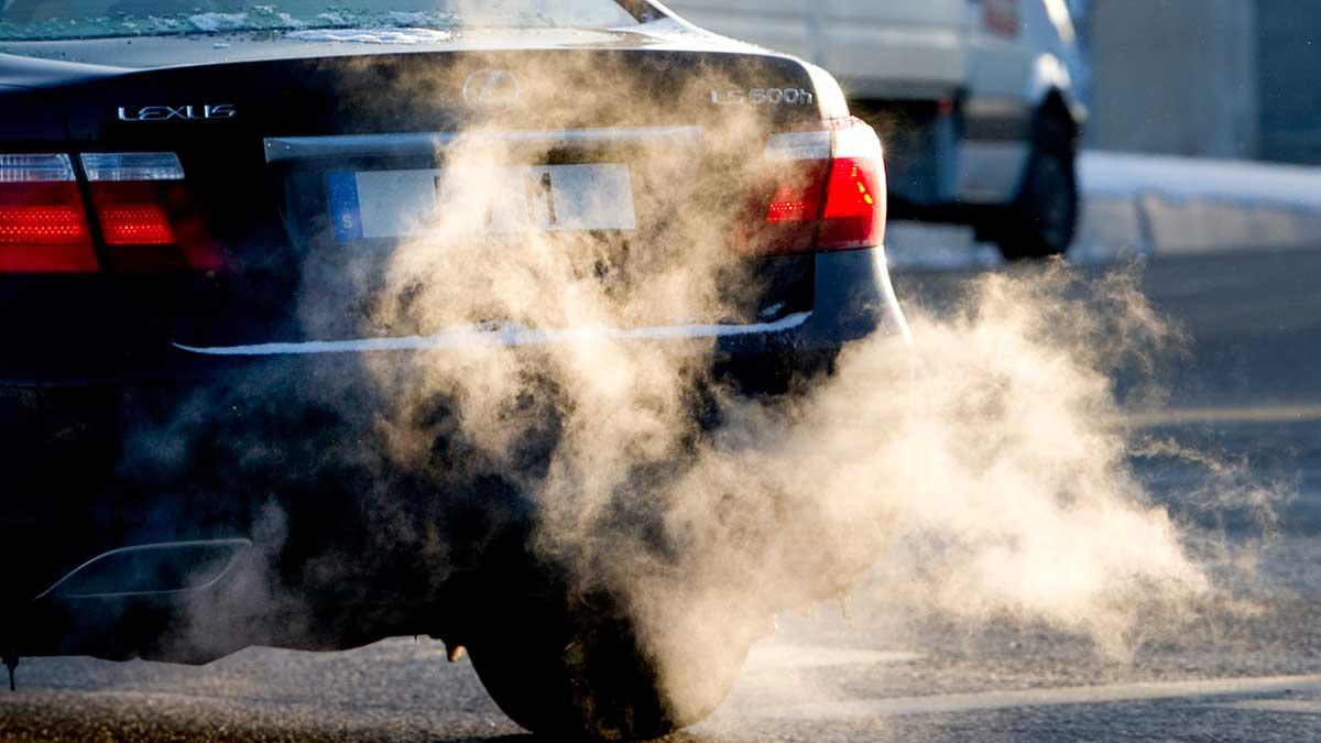 Nordea dömer i ny rapport ut möjligheterna att klara klimatmålen även om svenskarna slutar åka bil, flyga och äta kött. Banken tror i stället på ny teknik men får kritik av en miljöforskare. (Foto: TT)