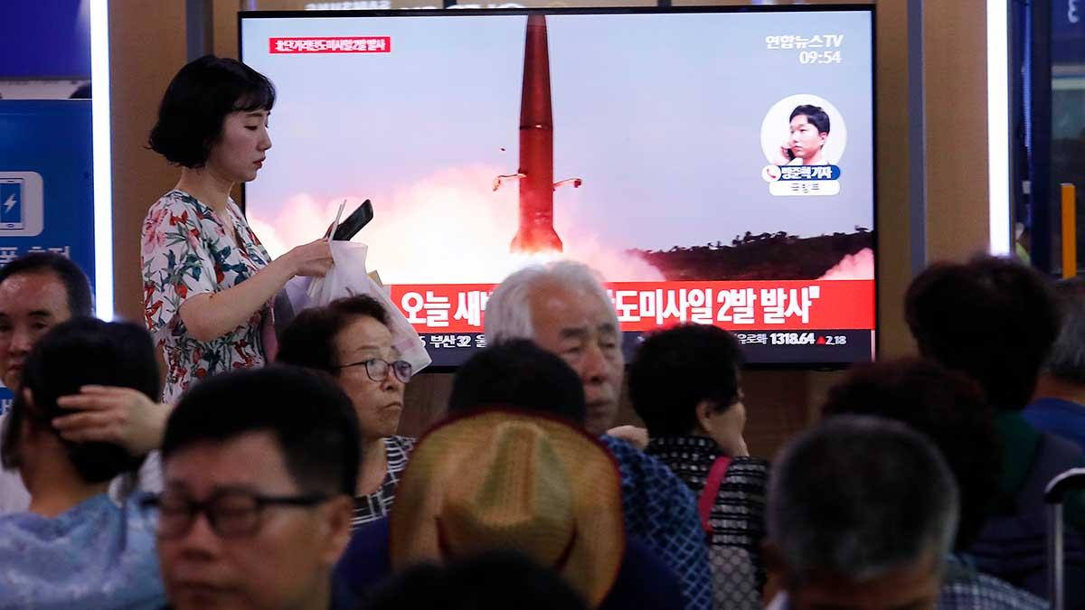Nordkorea uppges strax före midnatt svensk tid ha avfyrat två stycken robotar. (Foto: TT)