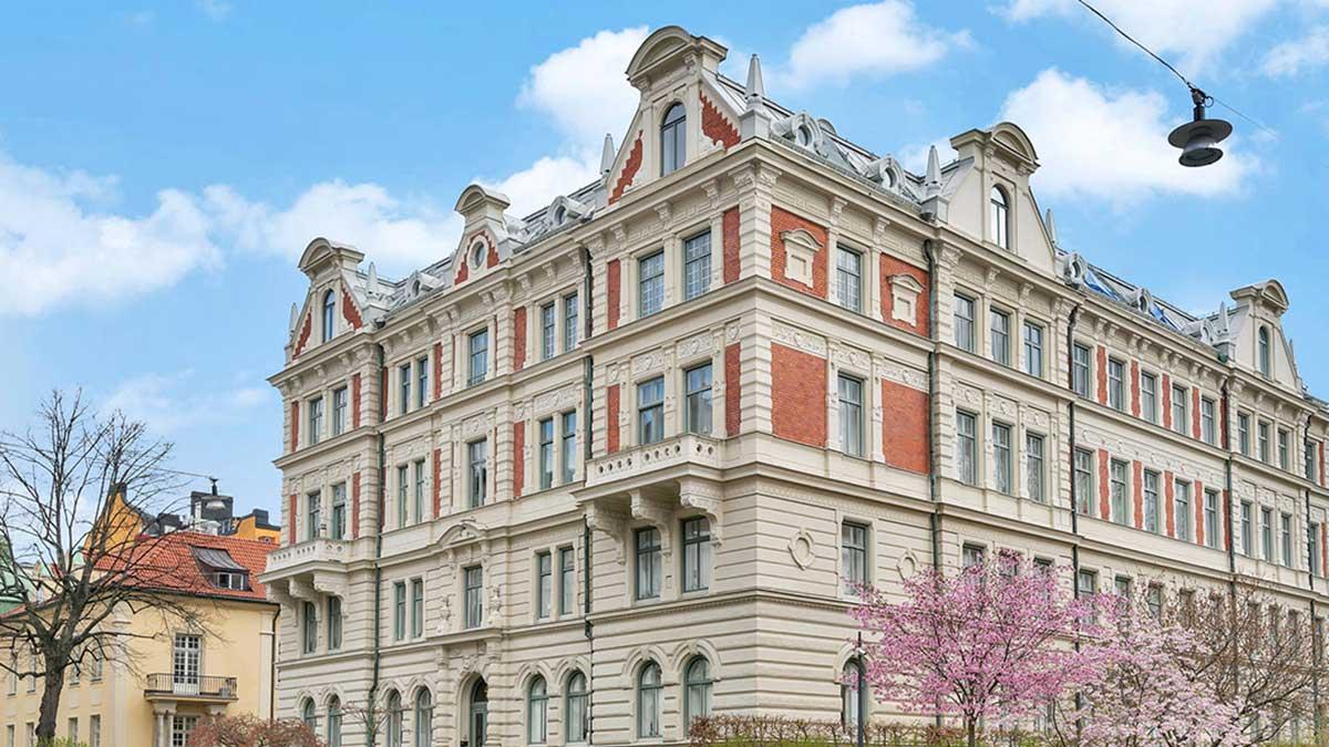 Sveriges dyraste bostadsrätt genom tiderna hos Booli ligger på Villagatan 4 i Villastaden på Östermalm i Stockholm. Bilden är från en annan och aktuell annons på en bostadsrätt som är till salu på den "åtrovärda" adressen. (Foto: Behrer & Partners)