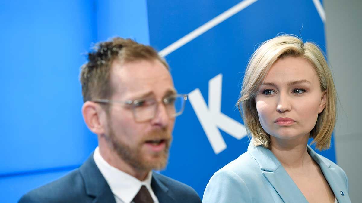 Kristdemokraternas ekonomiskpolitiska talesperson Jakob Forssmed, till vänster i bild, och partiledaren Ebba Busch Thor. KD säger nu nej till slopad värnskatt. (Foto: TT)