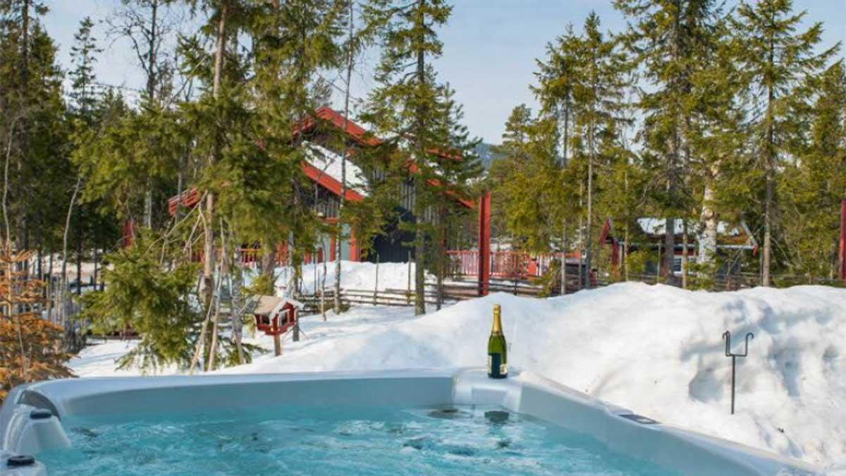 Givetvis har den komfortabla fjällstugan pool. (Foto: Skärmdump från Sälenmäklaren)