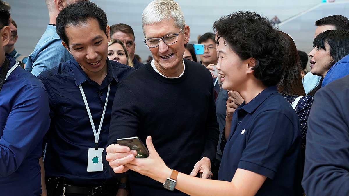 tim-cook-iphone-11