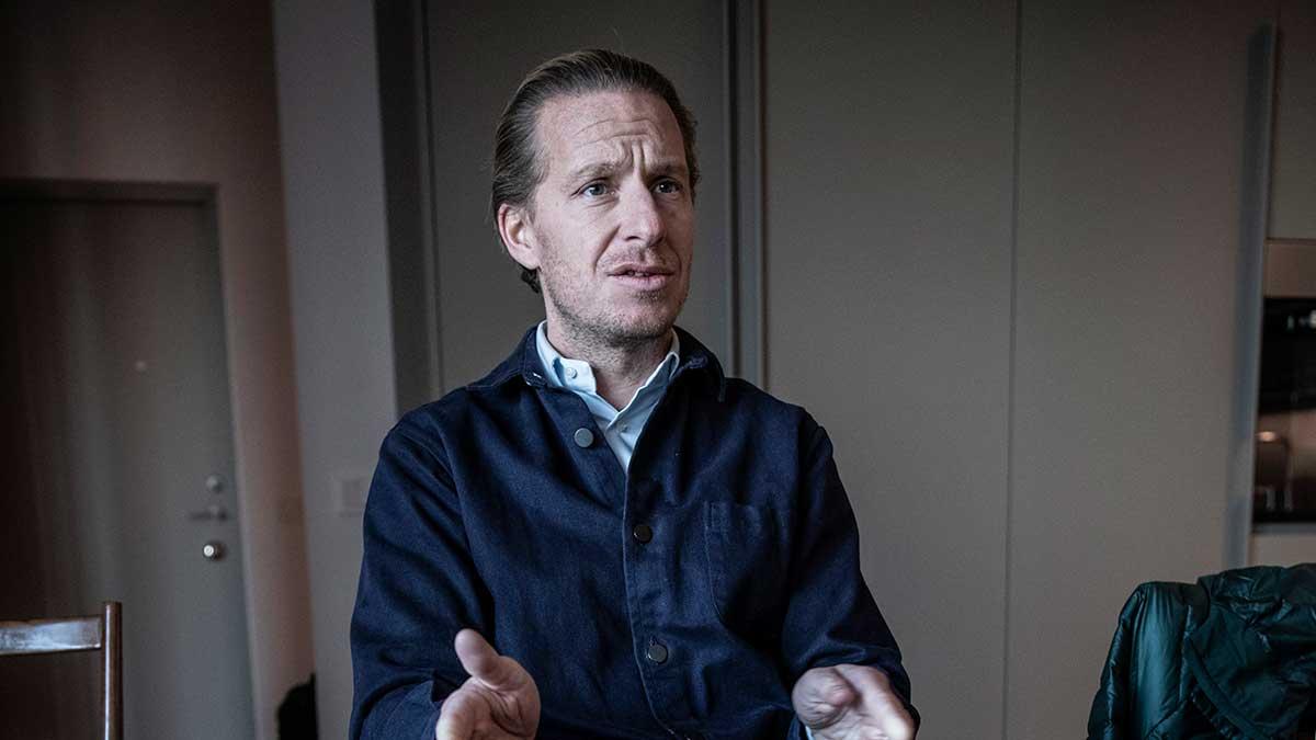 Orscar Properties vd, Oscar Engelbert, lovar nu att arbeta utan lön och rörlig ersättning under hela nästa år som ett led med att få bukt med bostadsutvecklarens finansiella kris. (Foto: TT)