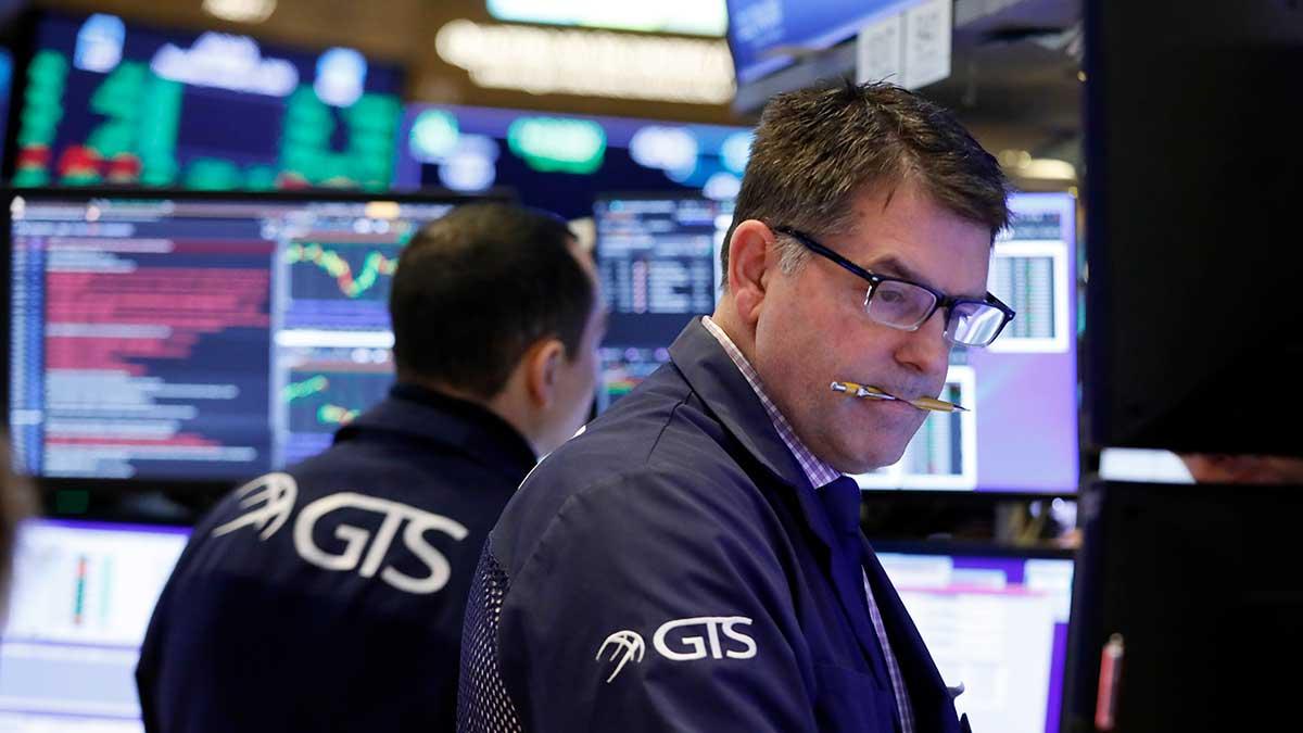 "Det finns en hel rad betydande risker för att framför allt USA ska bromsa in skarpt", säger Deutsche Banks chefekonom i artikeln. Bilden är från Wall Street. (Foto: TT)