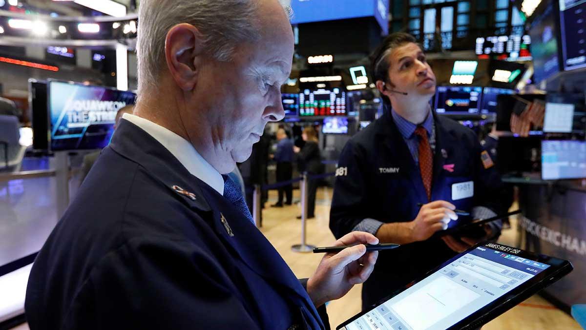 Aktier inom hälsosektorn bedöms som motståndskraftiga och väntas ge fortsatt god avkastning i år. Bilden är från Wall Street. (Foto: TT)