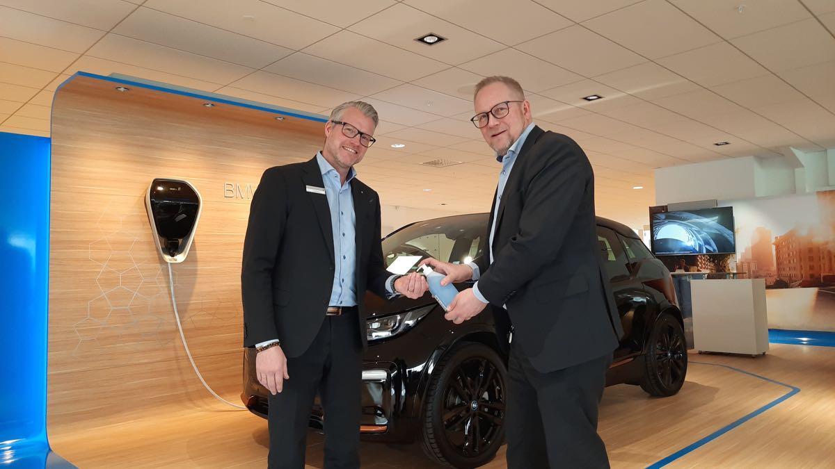 Per Gustafsson (t.h.) och Fredrik Nylén klarar sig utan apotekets handsprit – tack vare Pers initiativ. (Foto: Håkan Nilsson)