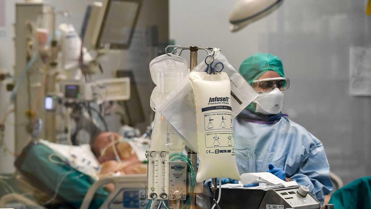 Just nu pågår mätningar på Infektionskliniken på Skånes universitetssjukhus i Lund för att så snabbt som möjligt hitta svar på frågor om covid-19 och virusets överlevnad i luft. Bilden är från Italien och i samband med respiratorvård av en coronapatient. (Foto: TT)