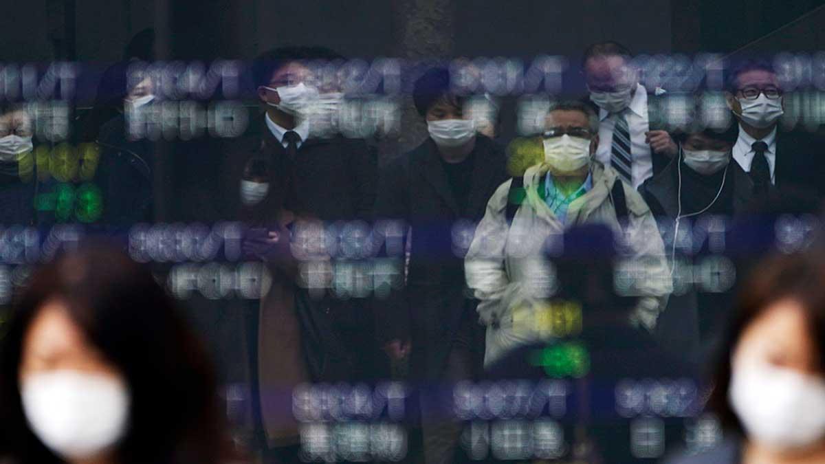 Asienbörserna fallet tungt på beskedet från USA:s centralbank på söndagen att styrräntan sänks till intervallet 0-0,25 procent. Bilden är från Nikkei i Japan. (Foto: TT)