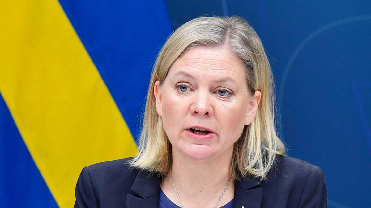 "Jämfört med den senaste prognosen i vårpropositionen har vi reviderat ned tillväxtprognosen för Sverige, men mindre än vad vi befarade", säger finansminister Magdalena Andersson (S). (Foto: TT)