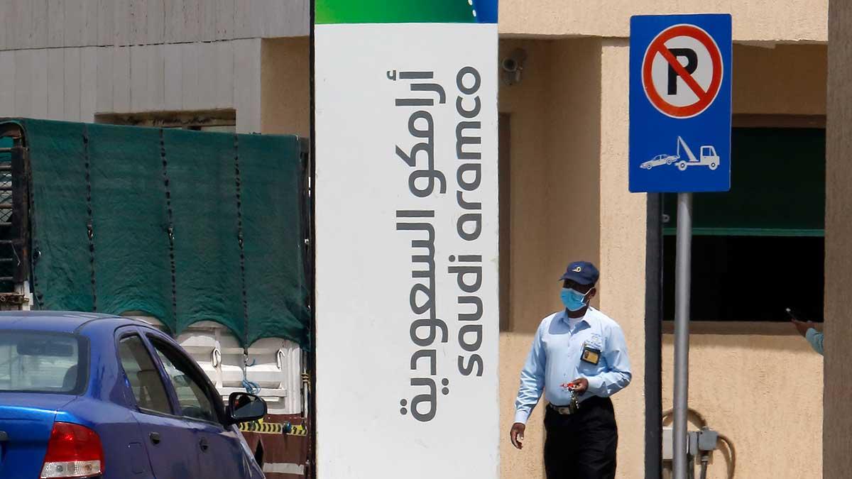 Oljepriserna studsar i dag upp efter måndagens historiska krasch som kom efter att Saudiarabien och Ryssland inlett ett priskrig. Terminspriset på brentoljan stiger med 7,4 procent till 36,89 dollar. (Foto: TT)