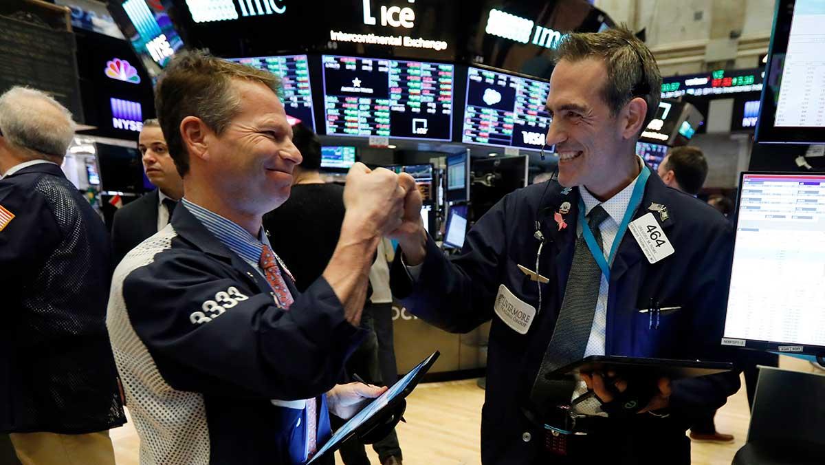 De amerikanska börserna tog reavansch och stängde kraftigt på plus på måndagen efter förra veckans coronaras. (Foto: TT)