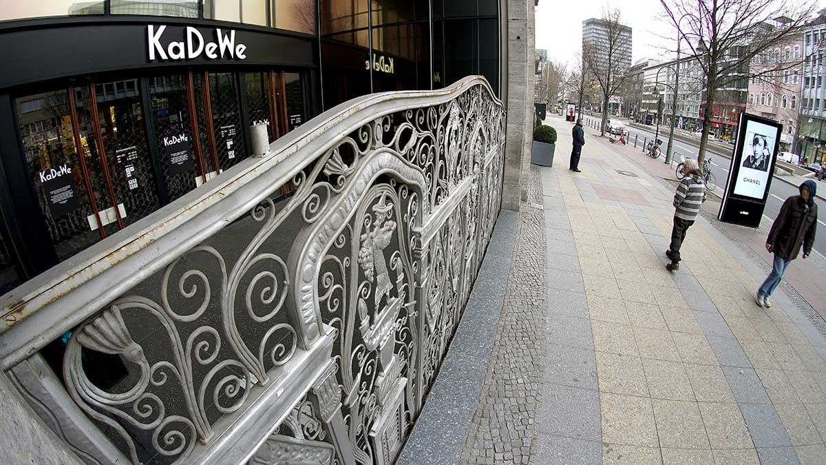 Tysklands ekonomi riskerar att krympa med uppemot drygt 20 procent och drabbas av mer än en miljon jobbförluster till följd av coronaviruset. Kostnaderna väntas överträffa "alla ekonomiska kriser och naturkatastrofer som drabbat Tyskland under det senaste århundradet", enligt landets Ifo-chef. (Foto: TT)
