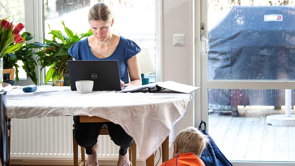 I artikeln får du som chef och dina medarbetare tips på hur ni tillsammans klarar jobbet på distans under rådande coronakris. (Foto: TT)