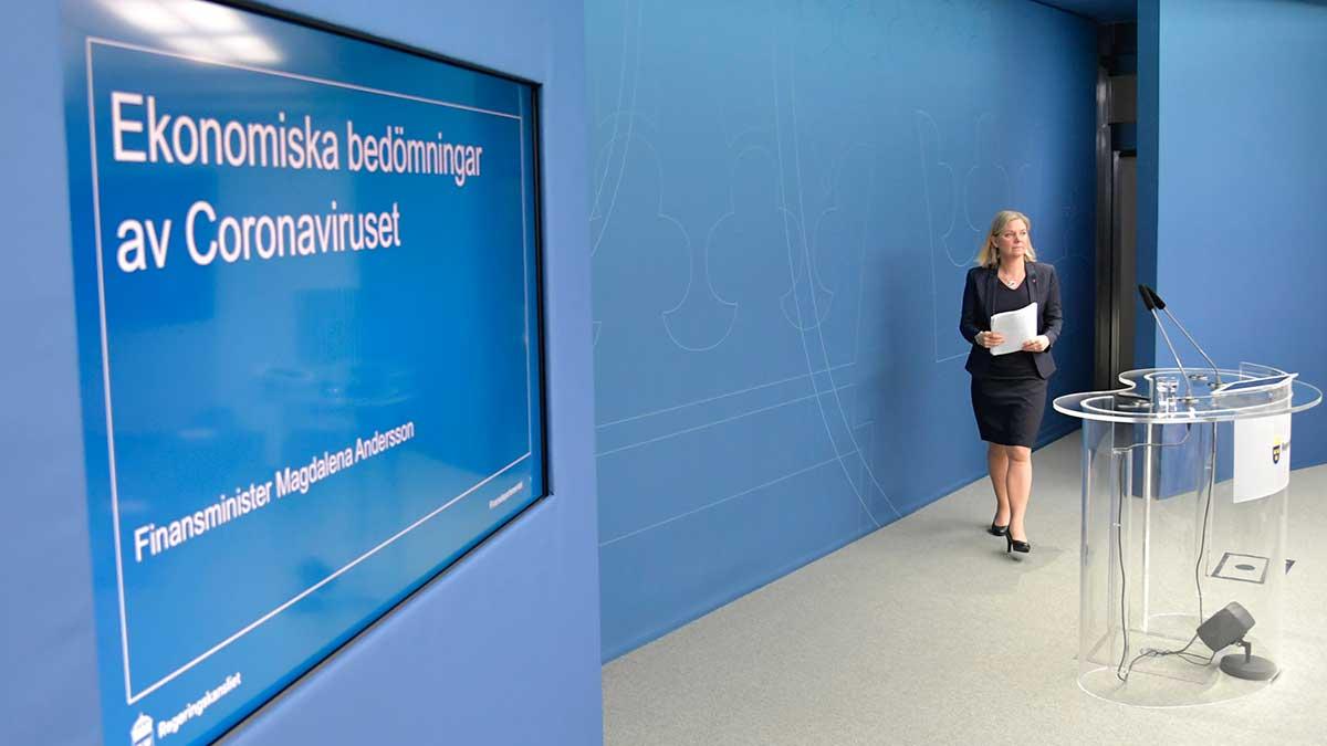 Sveriges BNP-indikator sjönk mindre än väntat i kvartalstakt under första kvartalet, enligt nya siffror. På bilden syns finansminister Magdalena Andersson. (Foto: TT)