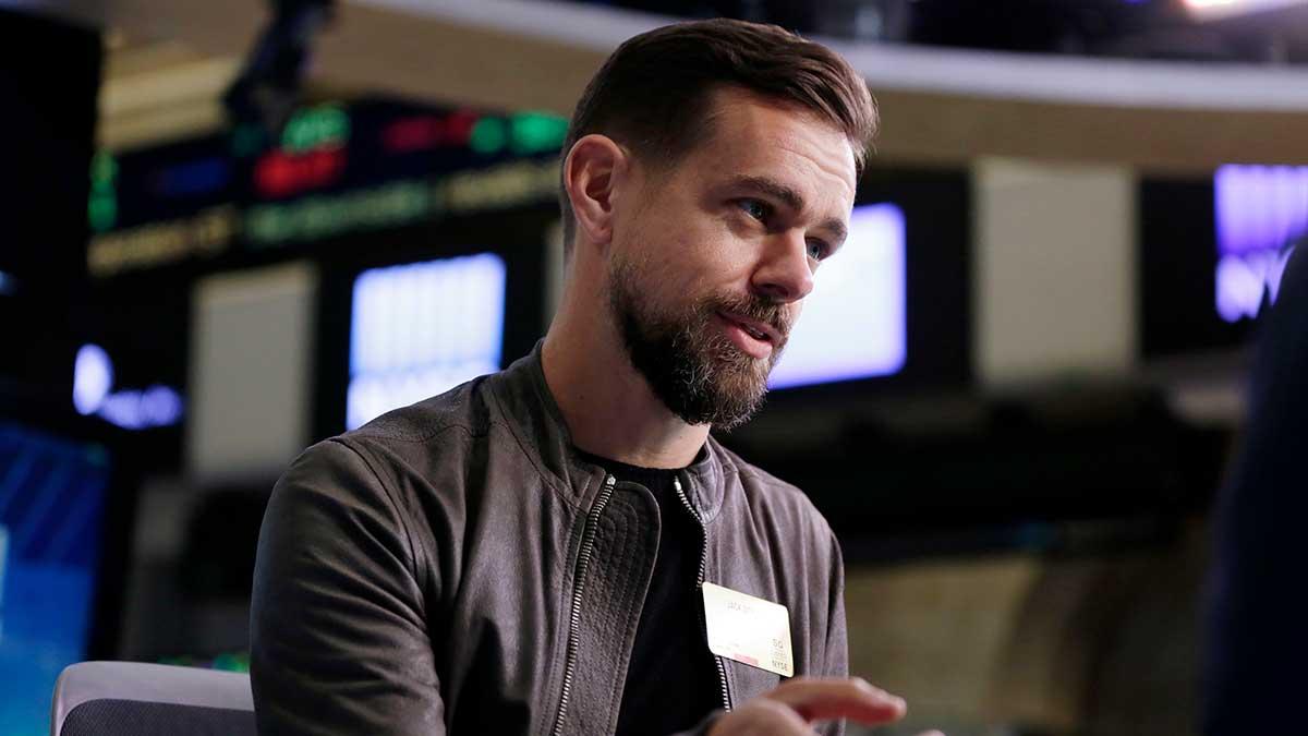 Anställda på Twitter behöver framöver inte komma in på kontoret. I stället kan de fortsätta jobba hemifrån så länge de vill, även när coronapandemin är över, deklarerar Twitters vd Jack Dorsey. (Foto: TT)