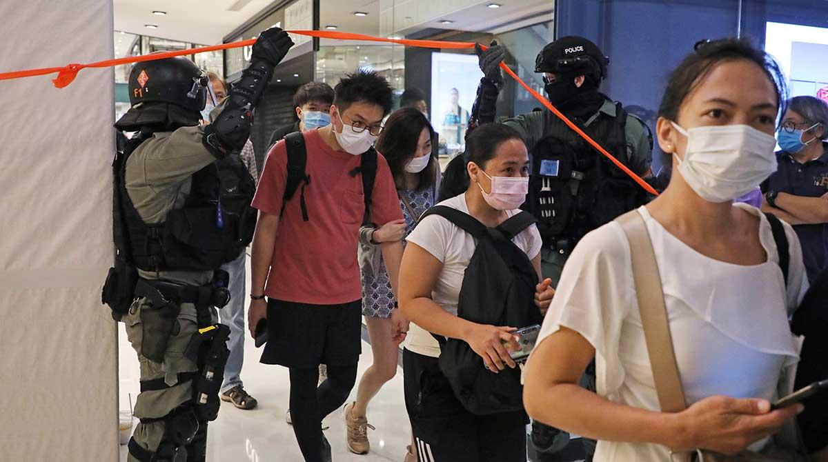Hongkong har under söndagen infört restriktioner sedan det noterats över 100 nya fall av covid-19 på ett dygn, den högsta dagssiffran sedan finansmetropolen drabbades av pandemin. (Foto: TT)