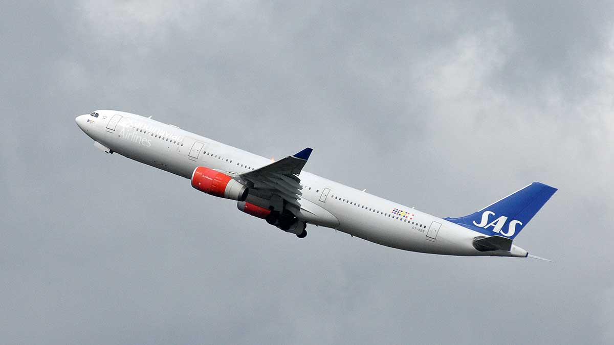 Flygbolaget SAS stiger på sin delårsrapport som innehöll en förlust före skatt på 2,1 miljarder kronor och ett intäktstapp på drygt 80 procent i coronakrisen. (Foto: TT)