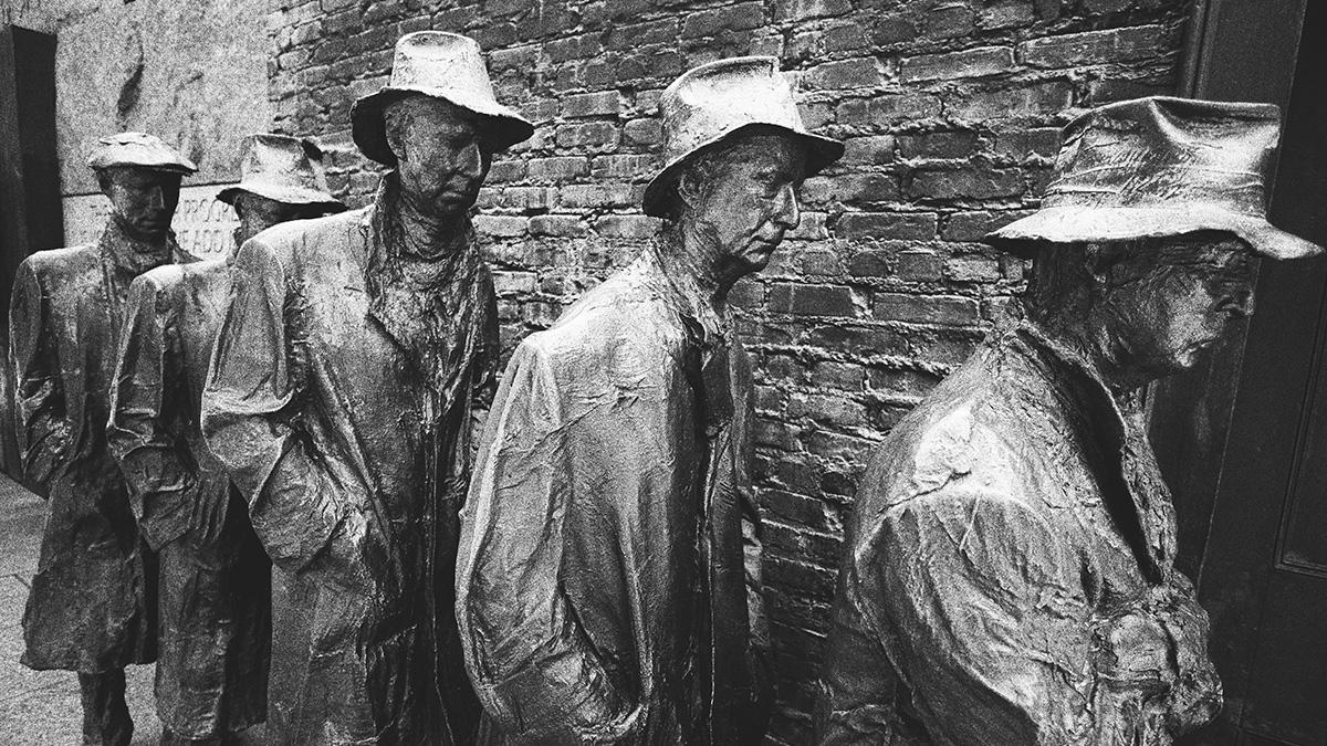 The Breadline-statyn från FDR Memorial är en påminnelse om hur världsomvälvande en recession kan vara. (Foto: Sonder Quest / Unsplash)