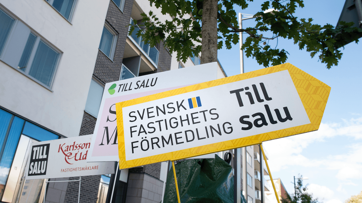 Mäklarskyltar, Träd, Hus