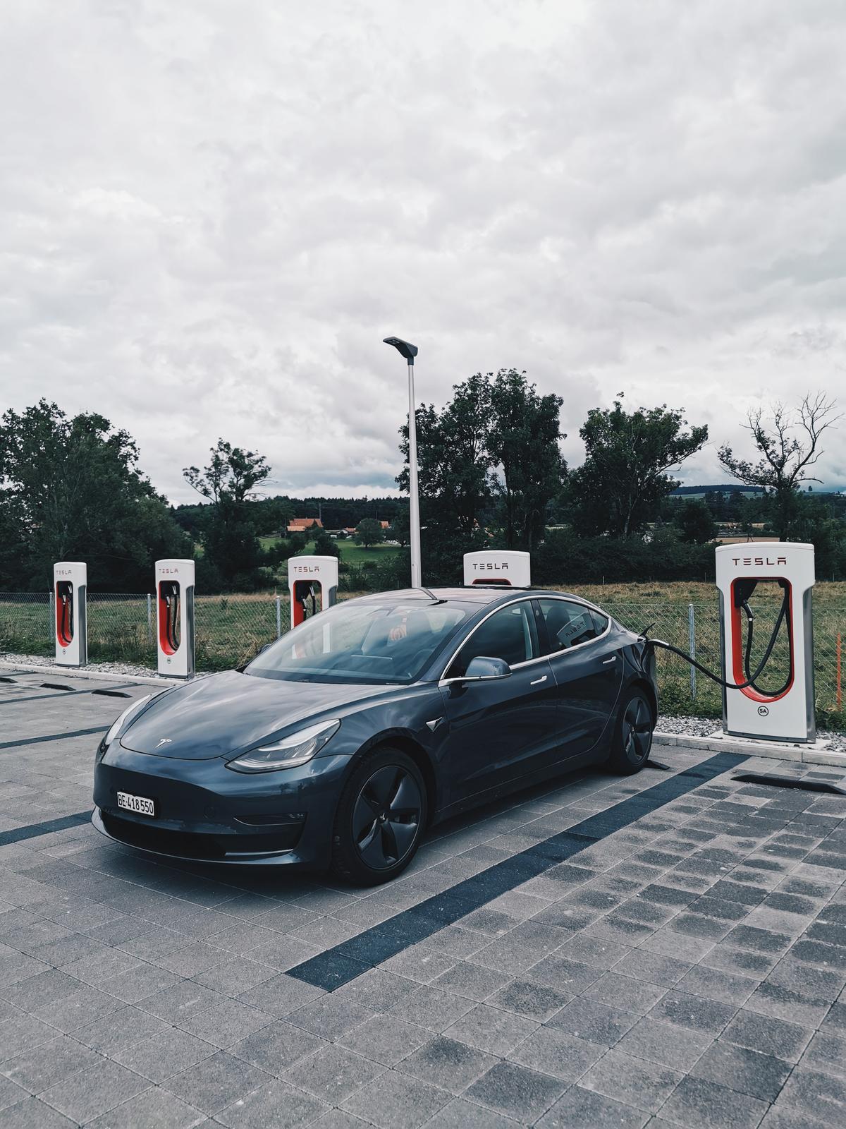 Det går bra för Tesla sedan bolaget rapporterar vinst för det femte kvartalet i rad. Aktien har rusat över 400 procent sedan årsskiftet. Foto: Dario/Unsplash