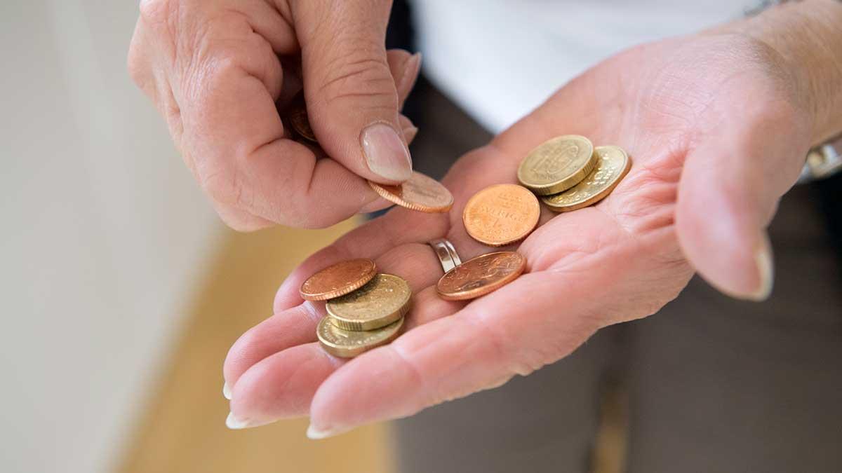 Pensionen höjs, men det handlar om mindre än 70 kronor i månaden – före skatt. (Foto: TT)