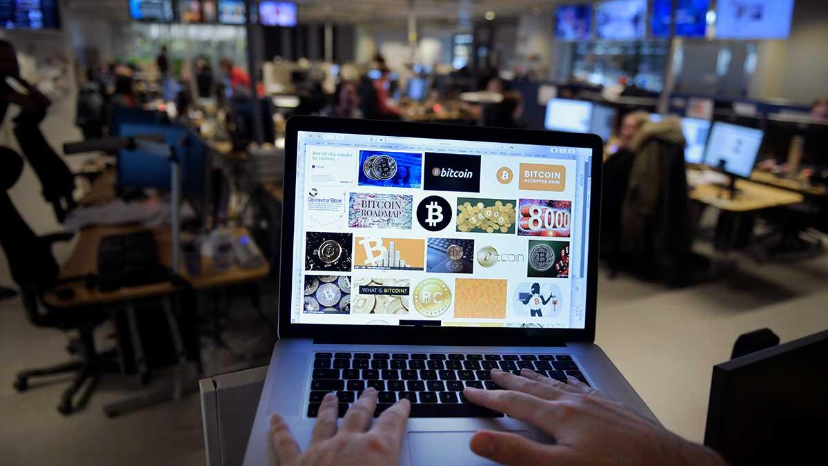 Kryptovalutan bitcoin rusar på nyheterna om en mer expansiv penningpolitik och att bitcoins värda över en miljard dollar beslagtagits. (Foto: TT)