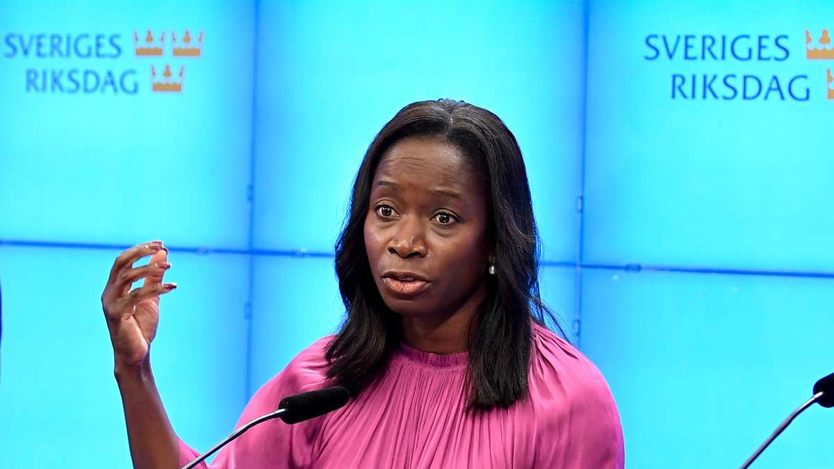 Nyamko Sabuni (L) förklarar att framför allt företag i besöksnäringen kan dra fördel av att inbetalning av skatterna skjuts upp. (Foto: TT)