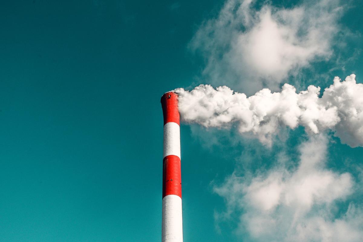Många av de största oljebolagen bryr sig fortfarande inte om att minska utsläppen. (Foto: Veeterzy/Unsplash)