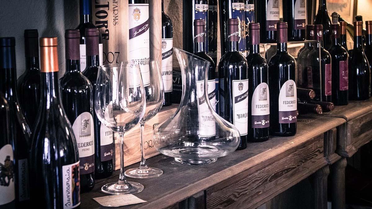 När gästernas vin på Balthazar i New York skulle dekanteras uppstod en förväxling mellan krogens dyraste och billigaste vin. Ett ungt par drog vinstlotten och fick Château Mouton Rotschild 1989 i glasen. (Foto: Pixabay)