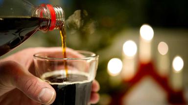 Årets julmust tycks vara medioker. Som bäst fick två julmust betyget 3+ på en femgradig skala i julmusttestet som artikeln handlar om. (Foto: TT)