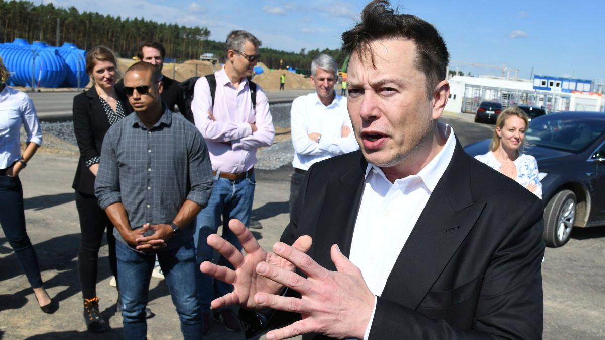 Teslas operationella och finansiella framsteg räcker inte för att övertyga Swedbank Robur att aktien är rätt värderad. (Foto: TT)