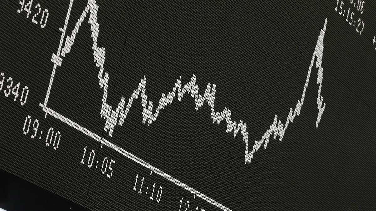 Swedbank tror på en fortsatt stark börsutveckling under 2021 och ökar nu aktievikten. Bilden är tagen i ett annat börssammanhang. (Foto: TT)