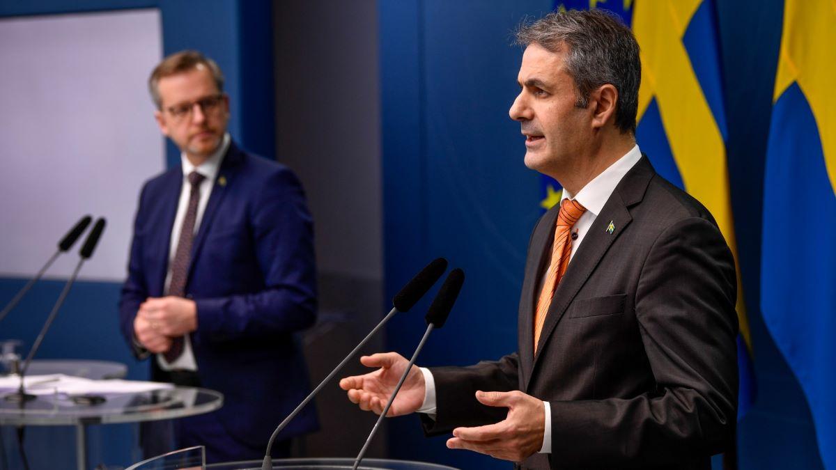 Näringsminister Ibrahim Baylan och inrikesminister Mikael Damberg meddelade under onsdagen att krav på negativa covid-19-test ska införas. (Foto: TT9