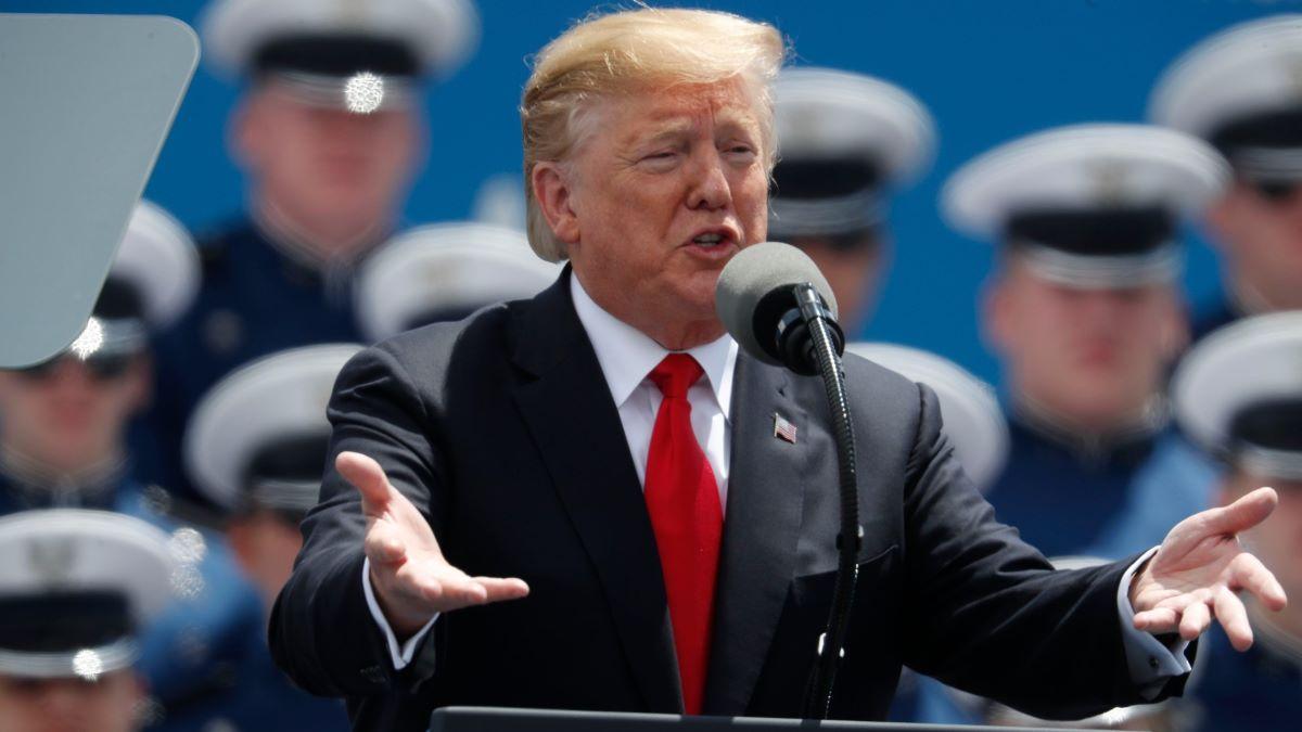 Enligt insatta källor har Donald Trump börjat att diskutera frågan om att starta ett nytt politiskt parti i USA. (Foto: TT)