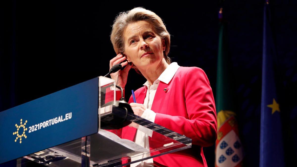 "Vi har sett till att vi har tillräckligt med vaccin för hela befolkningen i EU. Nu måste vi snabba på vaccineringen till sommaren", säger EU-kommissionens ordförande Ursula von der Leyen. (Foto: TT)