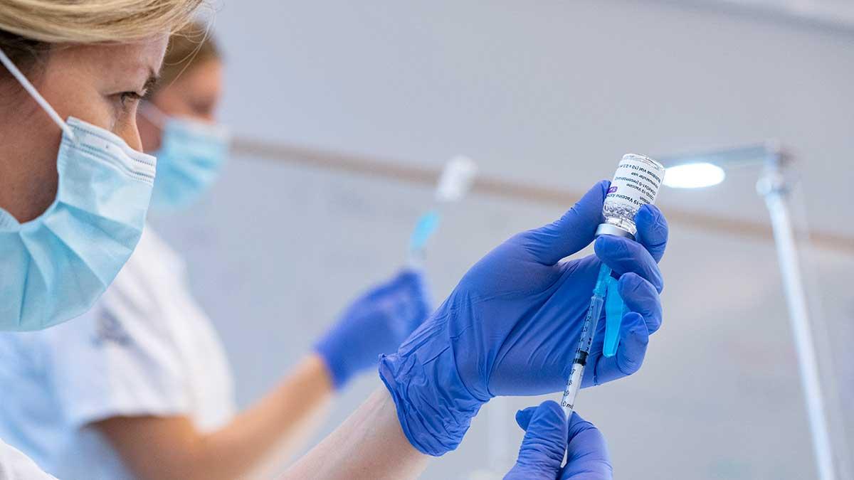EU vill att USA godkänner export av miljontals doser av Astra Zenecas coronavaccin i ett försök att skramla ihop mer vaccin för att överbrygga begränsningar i bolagets leveranser. (Foto: TT)