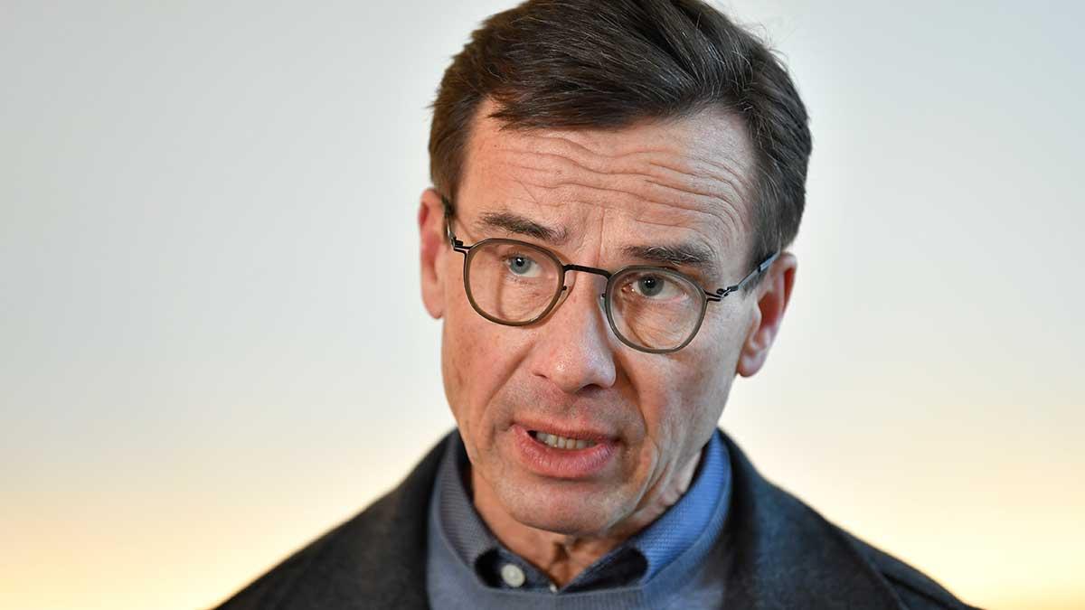 "Vi måste göra allt vi kan för att få fram vaccin", säger Moderatledaren Ulf Kristersson och tycker att Sverige bör fundera på samma linje som Danmark. (Foto: TT)