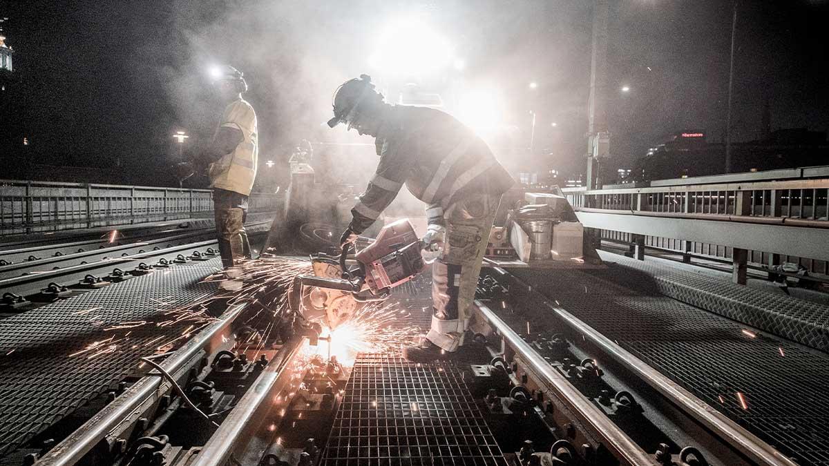 Man underhåller räls