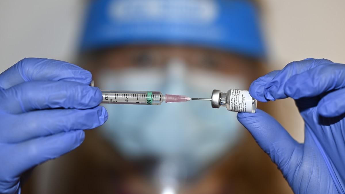 Skillnaden i vaccineringen och smittspridningen mellan USA och Europa lär medföra betydande ekonomiska konsekvenser. (Foto: TT)