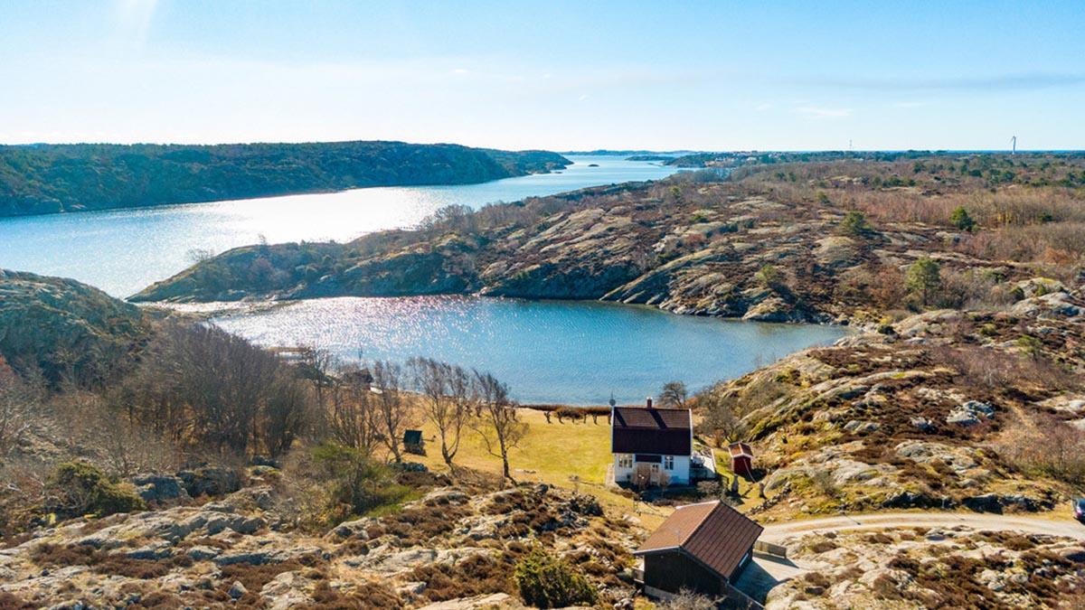 Fritidshus utan insyn med egen brygga
