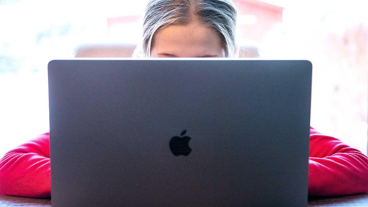 Flicka vid dator, kan AI läsa av mänskliga känslor?