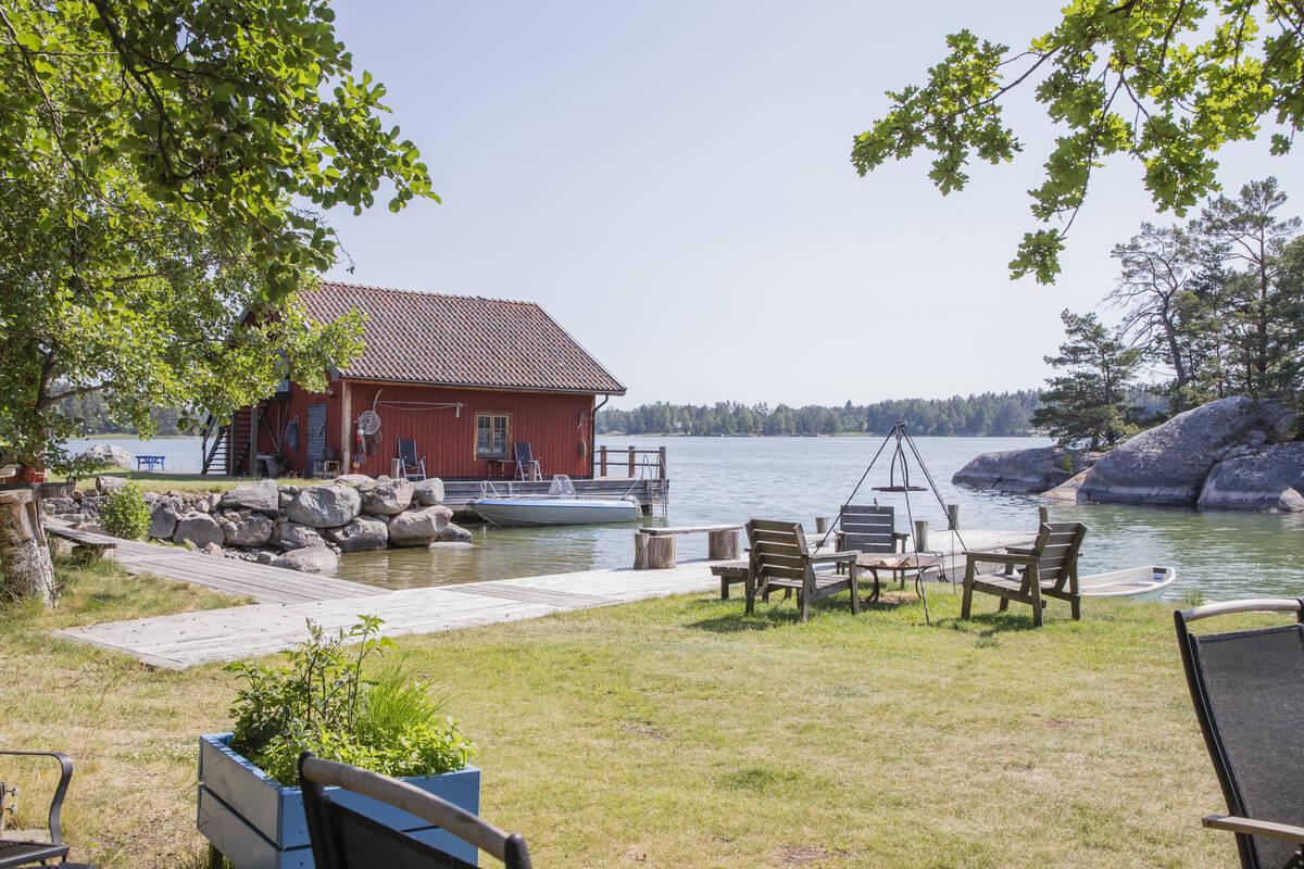 Roslagsgård med sjöläge